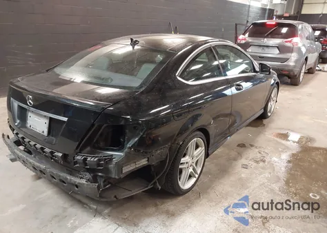 2014 Mercedes-Benz C 250 z USA, uszkodzony, nr VIN WDDGJ4HB7EG325953